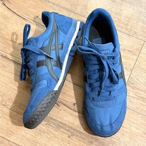 Onitsuka Tiger Ultimate 81 sneakers in a midnight blue canvas